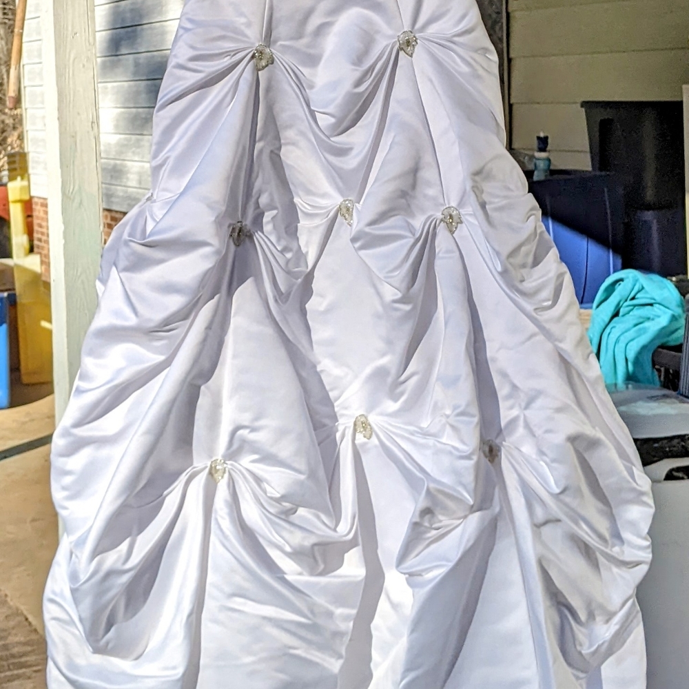 Da Vinci Wedding Dress size 6 NEW (fits reg. size 2)